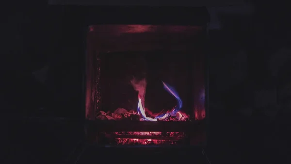 Fuego Arde Con Una Tribu Púrpura Una Estufa Por Noche — Foto de Stock