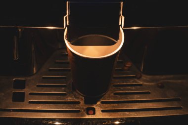 Kahve makinesinde kahve fincanı, doğal fotoğraf. Yüksek kalite fotoğraf