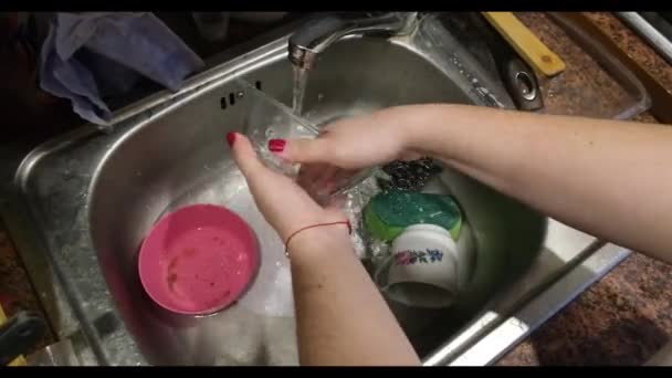 女人洗碗 用玻璃器皿洗碗 用金属水槽洗红色塑料碗 优质Fullhd影片 — 图库视频影像