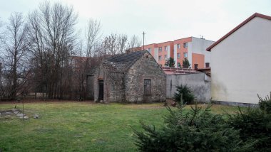 Malentky 'nin eski taş evi modern bir şehirde, yerleşim yerlerinin yakınında. Yüksek kalite fotoğraf
