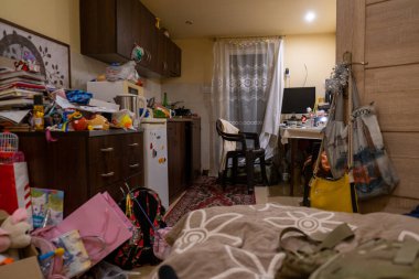 Odanın her yerine bir şeyler saçılmış, gerçek fotoğraf. Yüksek kalite fotoğraf