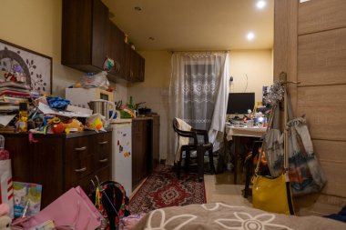 Odanın her yerine bir şeyler saçılmış, gerçek fotoğraf. Yüksek kalite fotoğraf