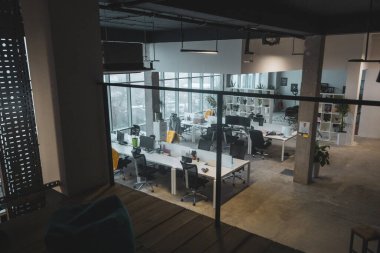 Odanın her yerine bir şeyler saçılmış, gerçek fotoğraf. Yüksek kalite fotoğraf