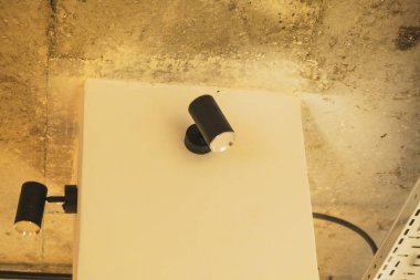 Beyaz beton duvarda siyah minimalist lamba. Yüksek kalite fotoğraf