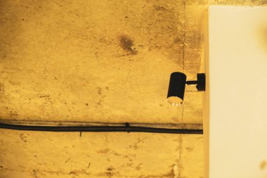 Beyaz beton duvarda siyah minimalist lamba. Yüksek kalite fotoğraf