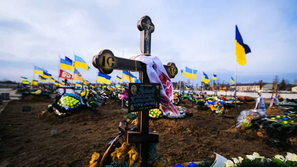 Tomb Ukrainian Soldier Who Died War Cemetery Ukrainian Flags 2023 — Foto Stock