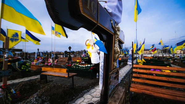 Tomb Ukrainian Soldier Who Died War Cemetery Ukrainian Flags 2023 — Foto Stock