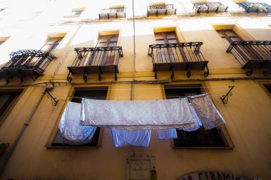 Cagliari, Sardinya, İtalya 'da kavurucu güneşin altında kurutulan çarşaflar. Yüksek kalite fotoğraf