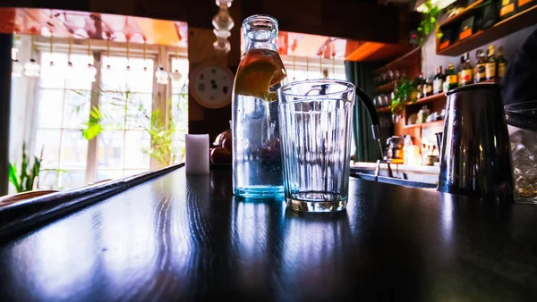 Una Bottiglia Acqua Pompelmo Bicchiere Bar Foto Alta Qualità — Foto Stock