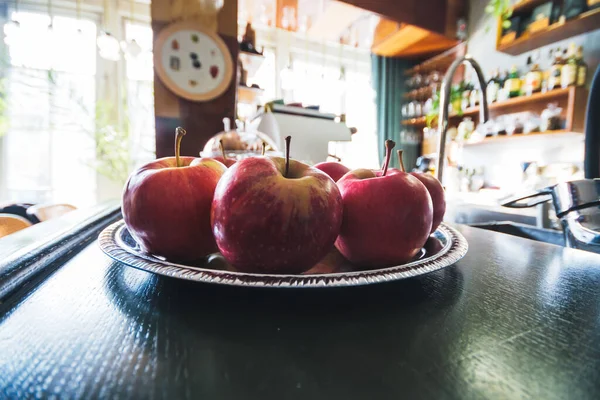 Czerwone Jabłka Talerzu Barze Wysokiej Jakości Zdjęcie — Zdjęcie stockowe