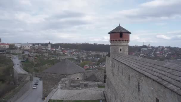 Vista Uma Das Torres Palácio Kamenetz Podolsk Nuvens Flutuam Sobre — Vídeo de Stock
