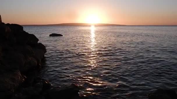 汹涌的红海摇曳在石岸附近 测量缓慢 优质Fullhd影片 — 图库视频影像