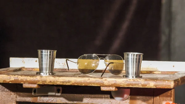 Zwei Metallstapel Und Fliegergläser Auf Einem Holztisch Hochwertiges Foto — Stockfoto