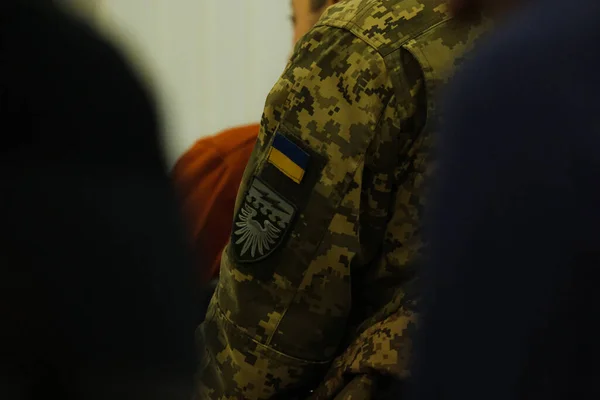 ウクライナのスウォームのカモフラージュの制服の袖に翼とフラグを持つ軍のウクライナの特別分遣隊のシェブロン 高品質の写真 — ストック写真