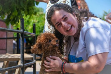 Samanlıktaki kız tüylü köpeklerle mutlu. Yüksek kalite fotoğraf