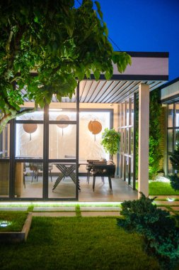 Lüks villanın dış görünüşü ve sihirli gökyüzü. Yüksek kalite fotoğraf