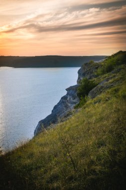 Bakota gölünün kıyısında, gün batımı, panorama. Yüksek kalite fotoğraf
