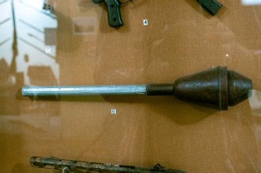 Tanınmış bir askeri müzede güzel sergilenen bir topçu bombasının kapsamlı ve ayrıntılı görüntüsü