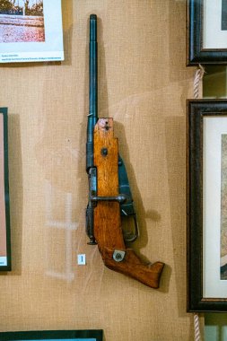 Enfes ahşap elementlerin yer aldığı dikkate değer bir klasik silah müze ortamında sergilenmektedir.