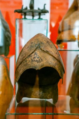 Antik Yunan döneminden kalma bronz miğfer ve Büyük İskender, cam altında müzede. Yüksek kalite fotoğraf