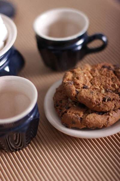 Masanın üzerinde çikolatalı kek ve bir fincan kahve var.