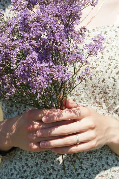 Bahçede pembe manikürlü bir el..