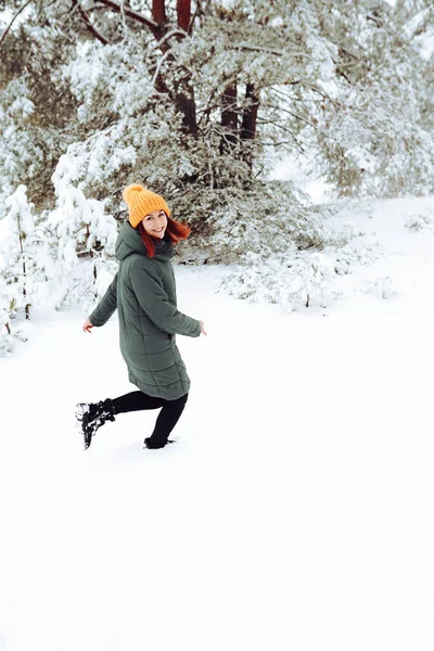Веселая Девушка Рыжими Волосами Теплой Одежде Играет Снегом Открытом Воздухе — стоковое фото
