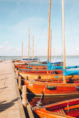 Nehirde yelkenli yatları olan manzara