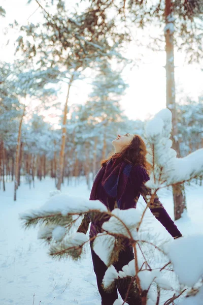 Молодая Женщина Наслаждается Зимней Погодой Снежном Лесу Холодная Зимние Каникулы — стоковое фото