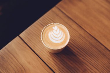 sıcak cappuccino latte art Tarih tahta arka plan ile
