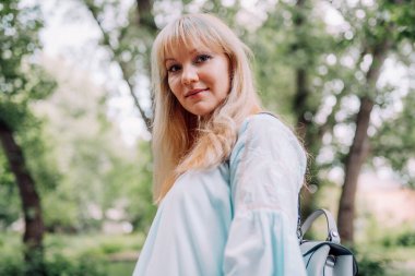 Bahçede poz veren güzel bir kadının portresi.