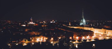 Torino, İtalya, Piazza Vittorio Veneto ile Köstebek Antonelliana 'nın panoramik gece görüntüsü.