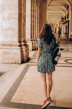 İtalya, Torino 'da güzel bir kadın sırt çantasıyla yürüyor. Güzel tarihi mimari. İtalya 'da tatil, yaşam tarzını geliştirme