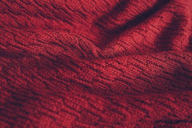 Güzel örülmüş kırmızı süveter dokusu. Arkaplanı kapat.