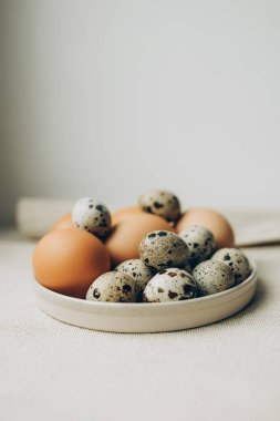 Bej kaplamalı paskalya yumurtaları. Tavuk ve bıldırcın yumurtası Katolik ve Ortodoks bayramı