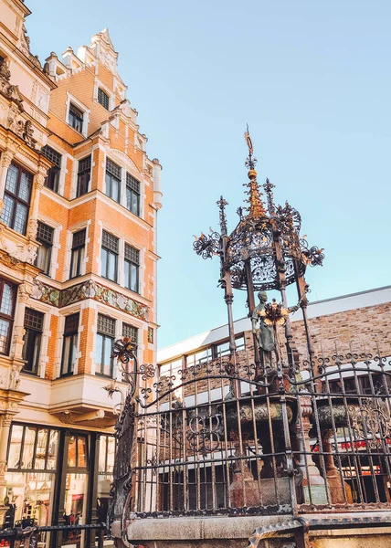 Fıskiyeli ve Leibnizhaus binalı Holzmarkt Meydanı - Hanover, Aşağı Saksonya, Almanya.