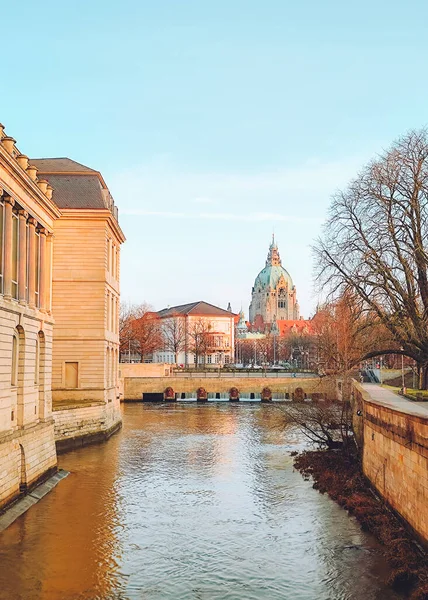 Leine nehri ile Hannover Almanya 'daki tarihi yeni belediye binasına bakın. Güzel şehir manzarası