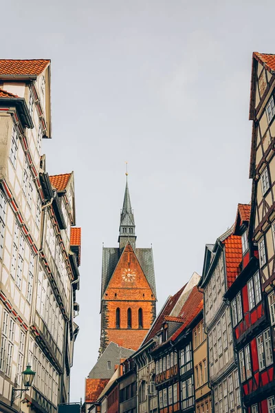 Hannover, Almanya 'daki eski Marktkirche kilisesi. Eski kasabanın yarı keresteli binaları