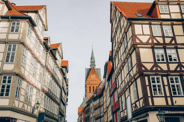 Hannover, Almanya 'daki eski Marktkirche kilisesi. Eski kasabanın yarı keresteli binaları