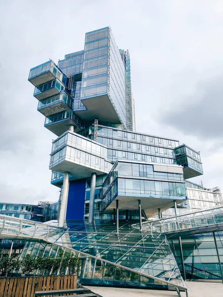 Hannover, Almanya 'da Bank Nord LB' nin gelecekteki modern cam idari binası