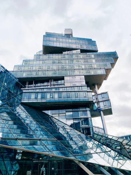 Hannover, Almanya 'da Bank Nord LB' nin gelecekteki modern cam idari binası