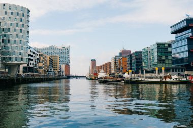 Sandtorhafen Kanalı ve Elbphilharmonie, Hamburg Speicherstadt ve Hafencity şehirleri