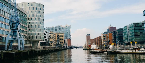 Sandtorhafen Kanalı ve Elbphilharmonie, Hamburg Speicherstadt ve Hafencity şehirleri