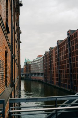 Hamburg, Almanya 'daki Depo, Unesco Dünya Mirası. Hamburg Speicherstadt 'taki eski binalar ve köprüler