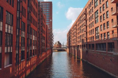 Hamburg, Almanya 'daki Depo, Unesco Dünya Mirası. Hamburg Speicherstadt 'taki eski binalar ve köprüler