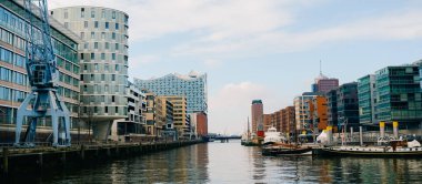 Sandtorhafen Kanalı ve Elbphilharmonie, Hamburg Speicherstadt ve Hafencity şehirleri