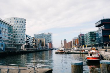 Sandtorhafen Kanalı ve Elbphilharmonie, Hamburg Speicherstadt ve Hafencity şehirleri