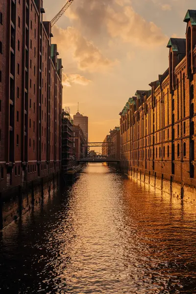 Hamburg, Almanya 'daki Depo, Unesco Dünya Mirası. Hamburg Speicherstadt 'taki eski binalar ve köprüler