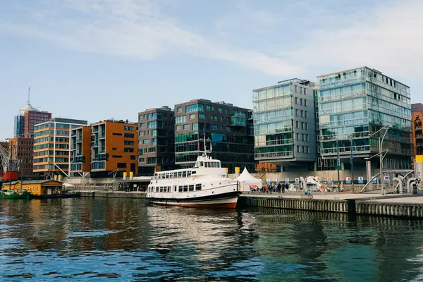 Sandtorhafen Kanalı, Hamburg Speicherstadt ve Hafencity şehirleri