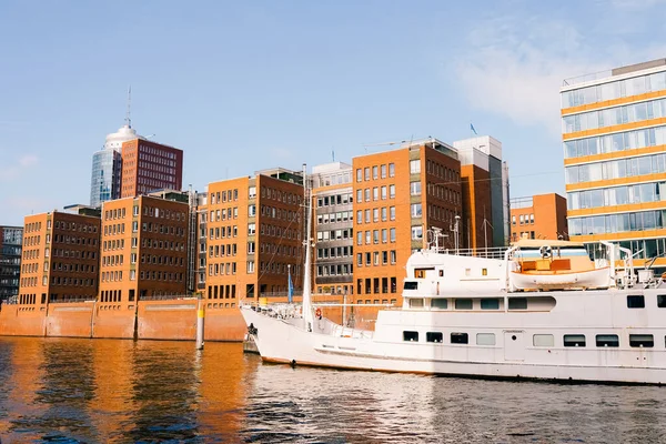 Sandtorhafen Kanalı, Hamburg Speicherstadt ve Hafencity şehirleri